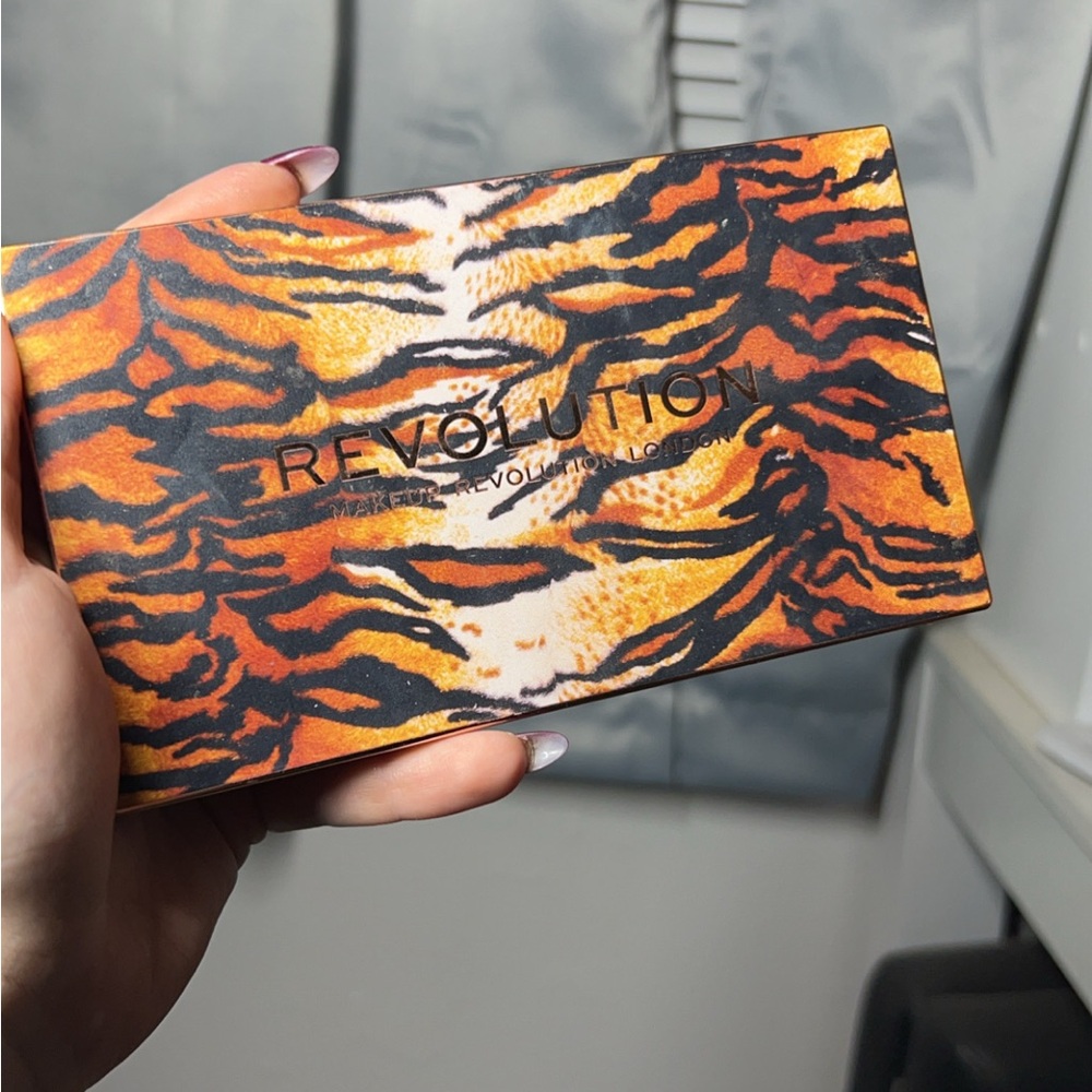 Makeup Revolution eyeshadow palette “fierce”
